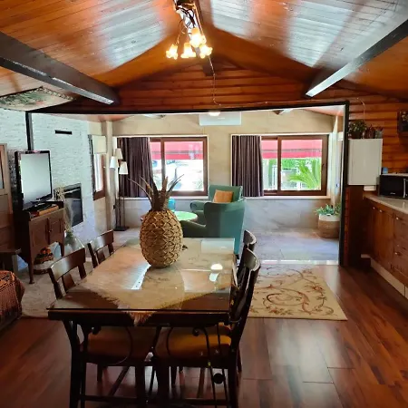 De Madera Junto Al Jaras