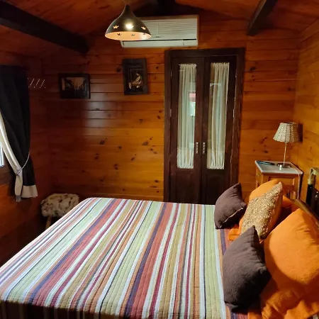 Chalet De Madera Junto Al Jaras