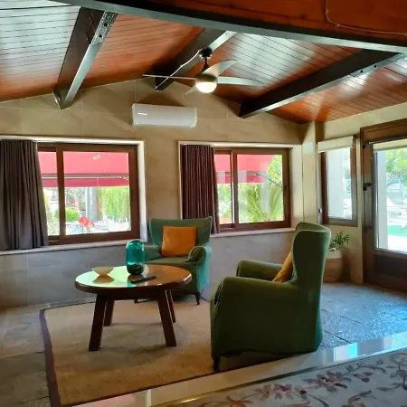 De Madera Junto Al Jaras *