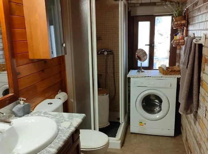 De Madera Junto Al Jaras בקתה