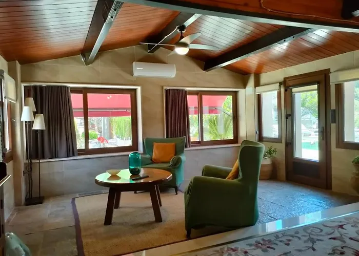 De Madera Junto Al Jaras *