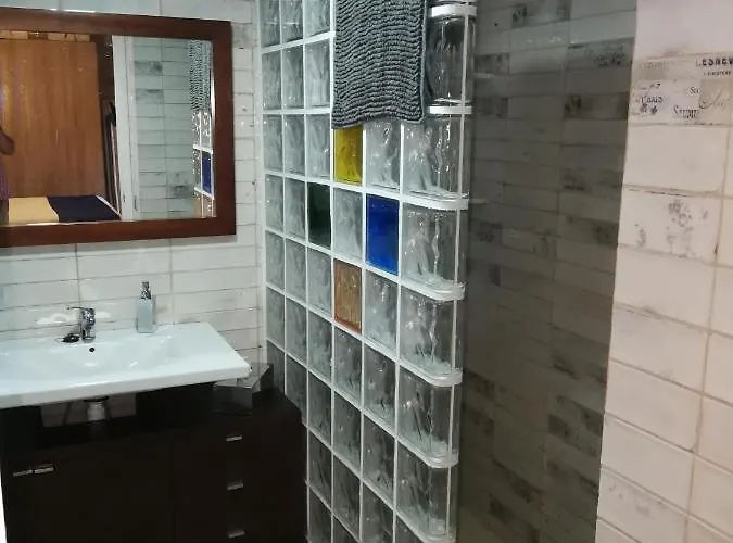 בקתה De Madera Junto Al Jaras *