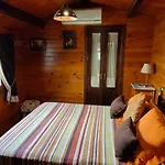 Chalet De Madera Junto Al Jaras